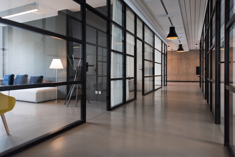 Birou comercial modern cu spații deschise și mobilier ergonomic, amenajat în București