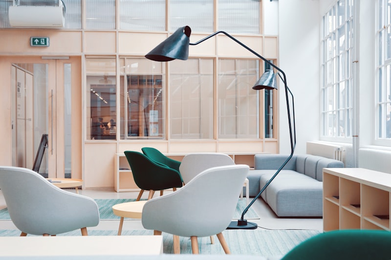 Spațiu de birou creativ cu zone de lounge și plante, amenajat de studio de design București